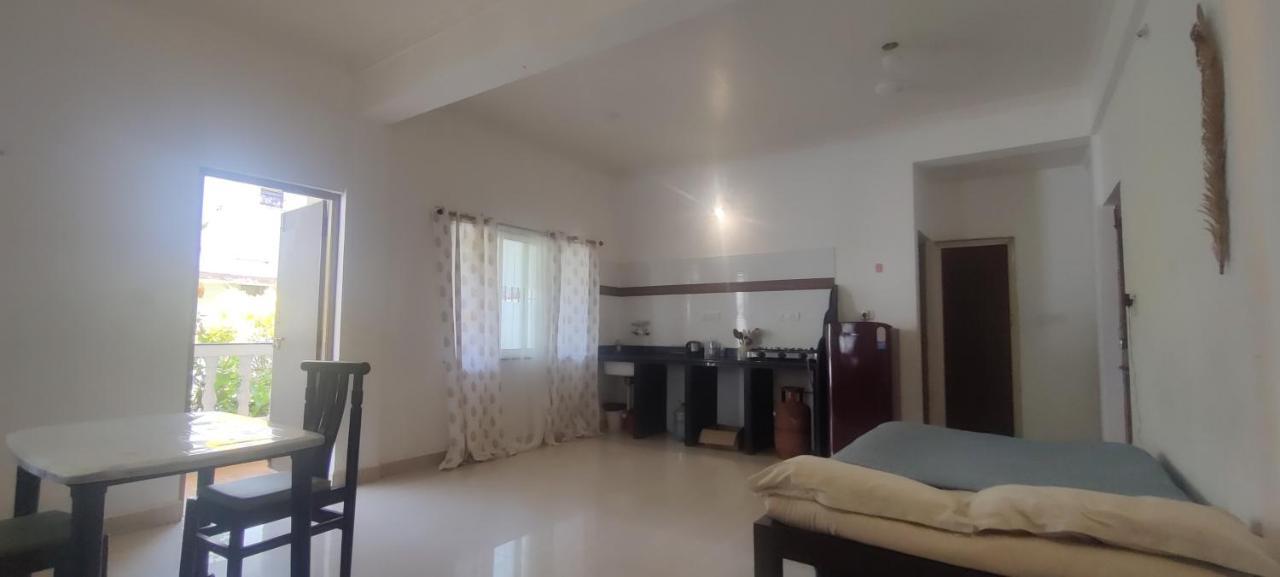 J-House, Spacious Apartments With Balconies, Thalassa 1Min Away Siolim Exterior photo